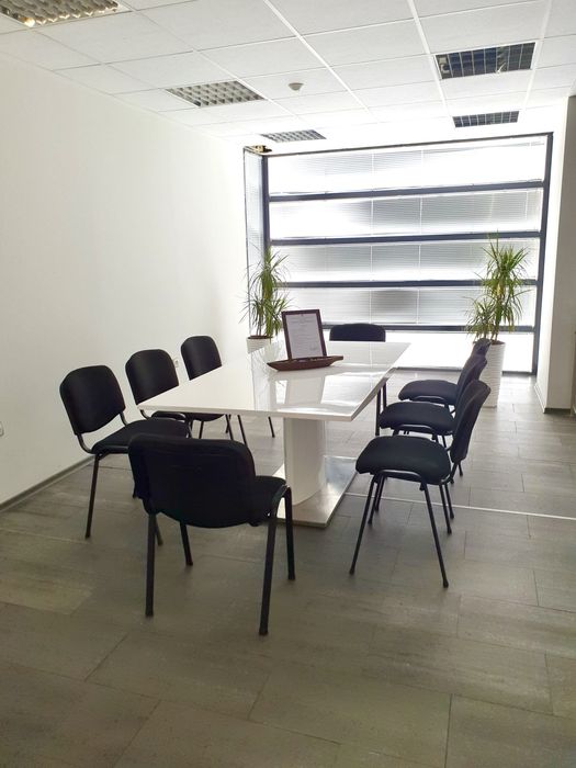 Заседателна маса бяла