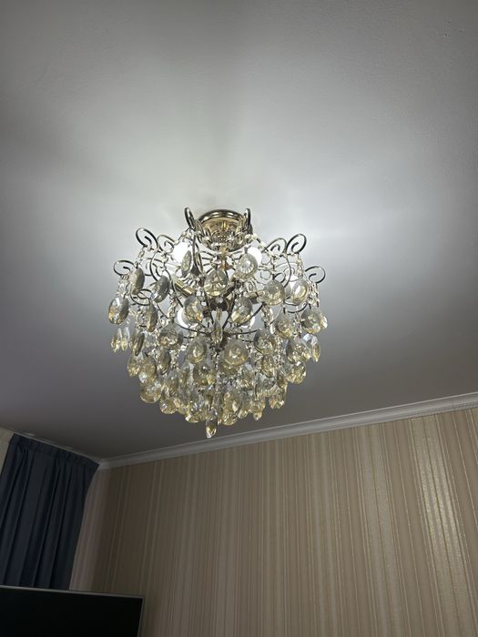 продам люстру, на 6 лампочек