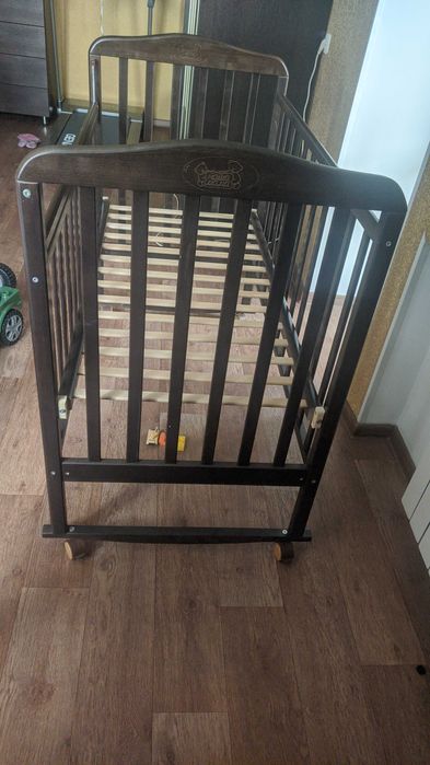 Продам детскую кроватку с матрасом