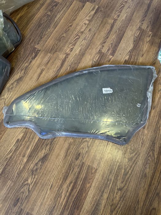 Стекло передней левой двери Lexus IS 2