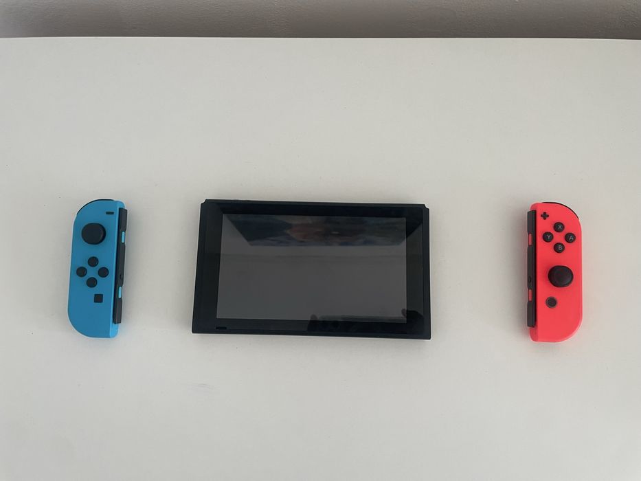 Consolă Nintendo Switch + 5 Jocuri Fizice (Pachet Complet)