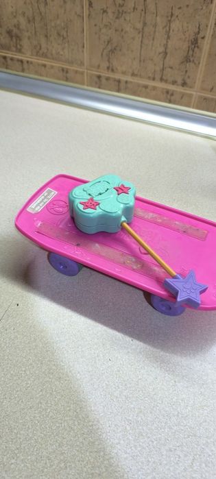 Собачка на скейте с пультом управления.