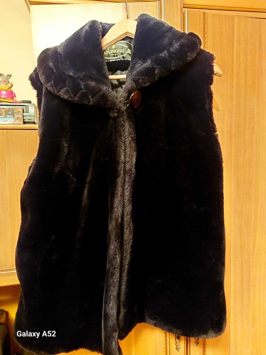 Продавам  дамско кожухче елече