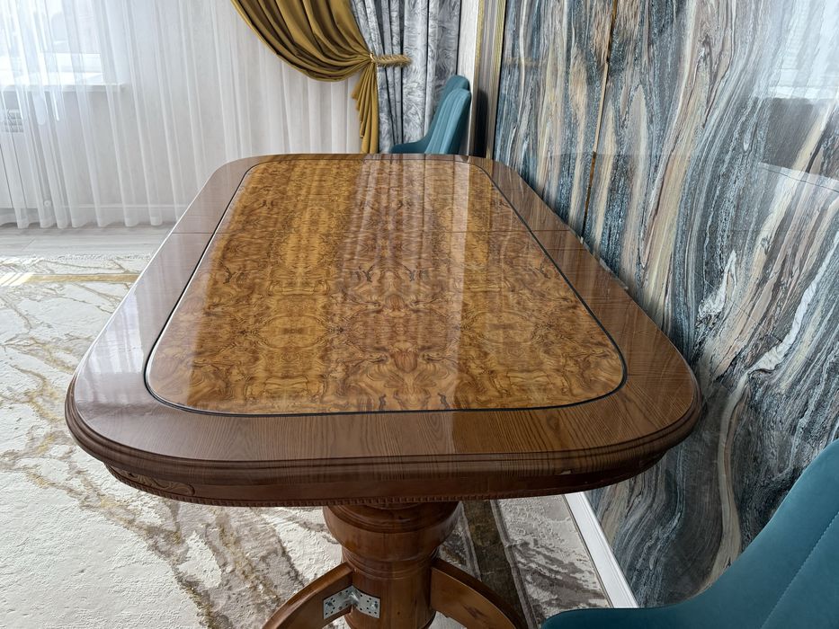 Деревянный стол для гостиной