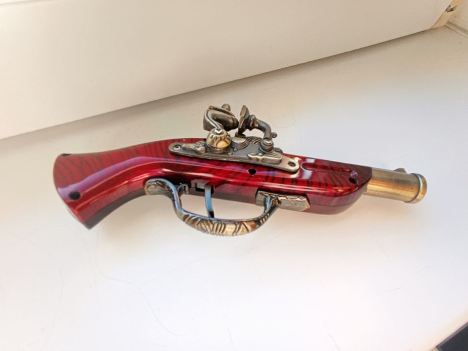Brichetă tip pistol