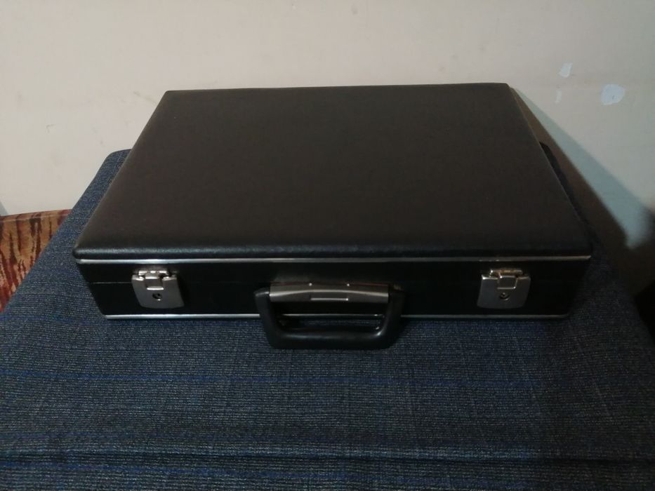 Черен куфар за документи