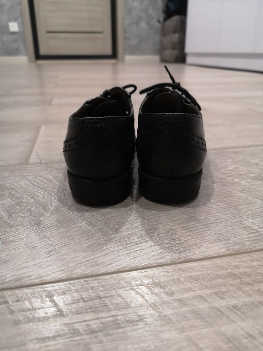 Продам школьные туфли