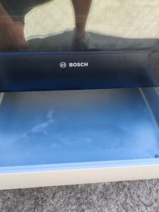 Свободно  стояща печка с керамичен плот Бош Bosch с две години гаранция!