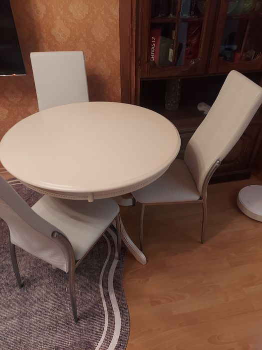 Продаю 4 белых стула