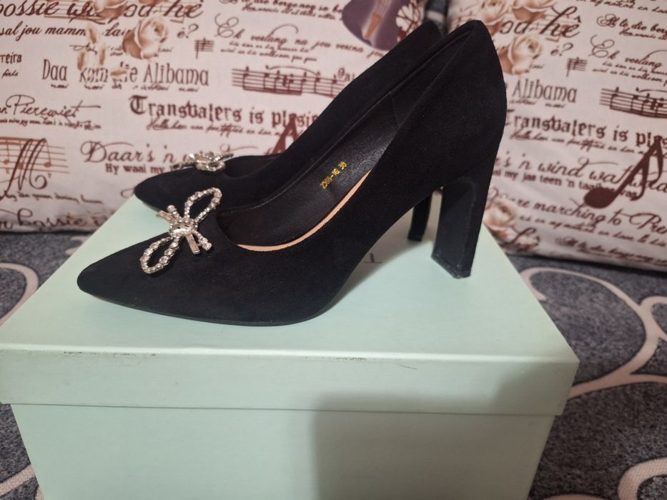 Продам замшевые туфли