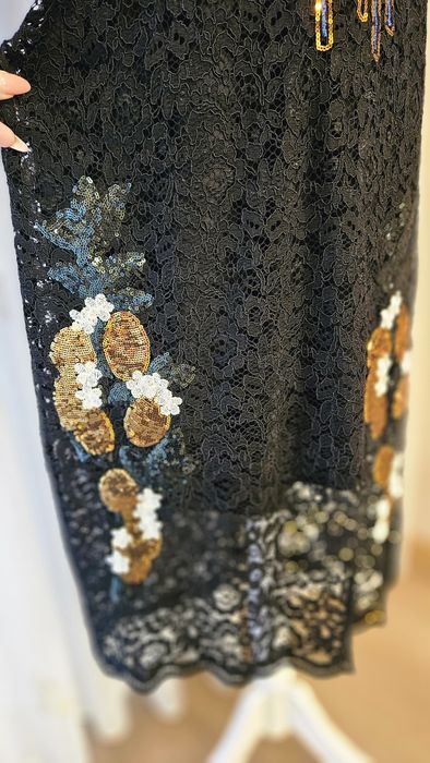 Rochie model Dior din dantela neagra cu accesorii aurii!
