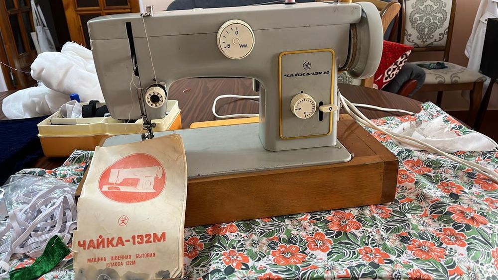 Швейная машинка электрическая ножная Чайка в рабочем состоянии