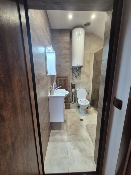 Продава 2 етажа от къща