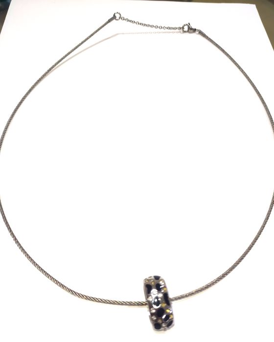 Цепочка. Не серебро, просто для стилья.