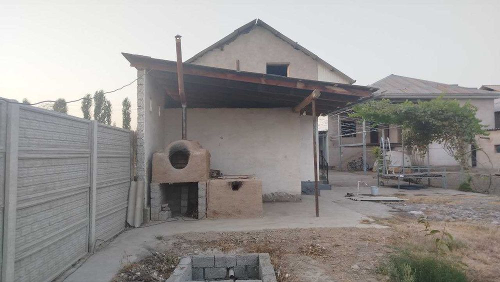 Hovli sotiladi 16 sotix 5xona yashaydigan 3 xona paltara etajka