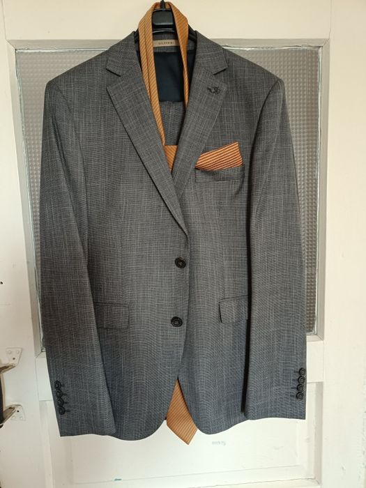 Продаётся шикарный костюм троика