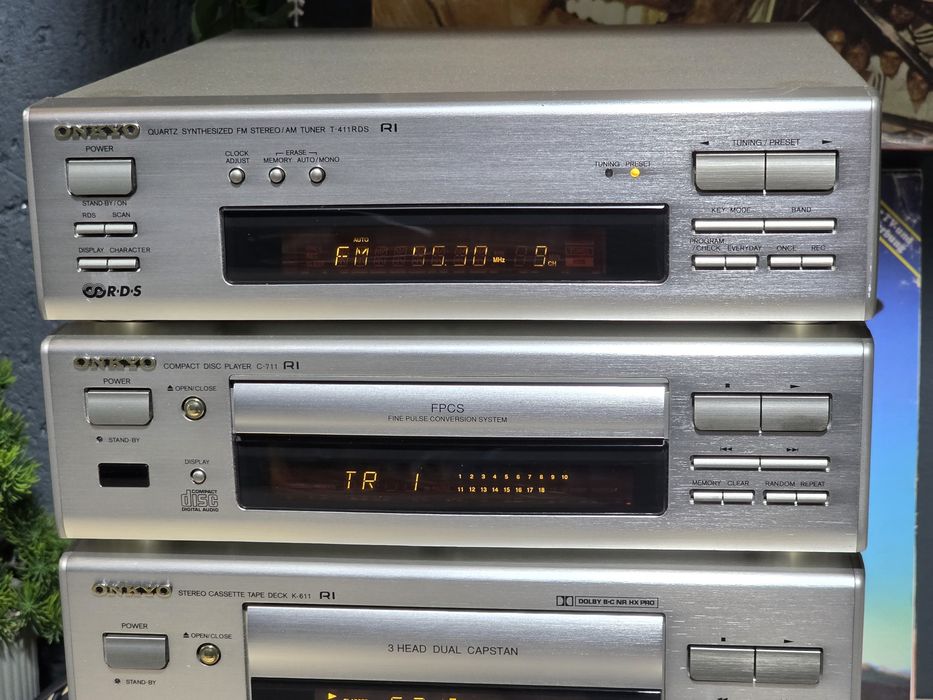 Linie audio ONKYO midi, Deck 3 head,dual cabstan ,tuner, amplificator cd-player  telecomanda, hifi stereo
