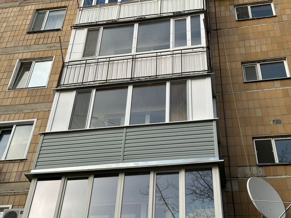 Остекление балконов, дерево, пластик