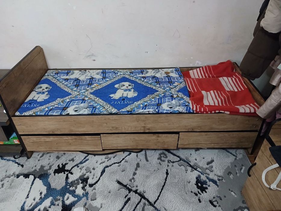 Detskiy kravat , va yumshoq divan sotiladi