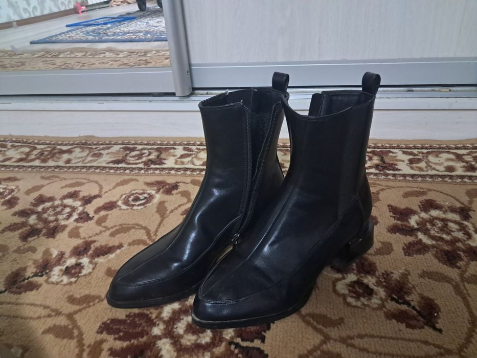 Продам две ботинки женские