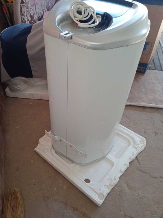 Продаётся-водонагреватель Аристон-100л в отличном рабочем состоянии/