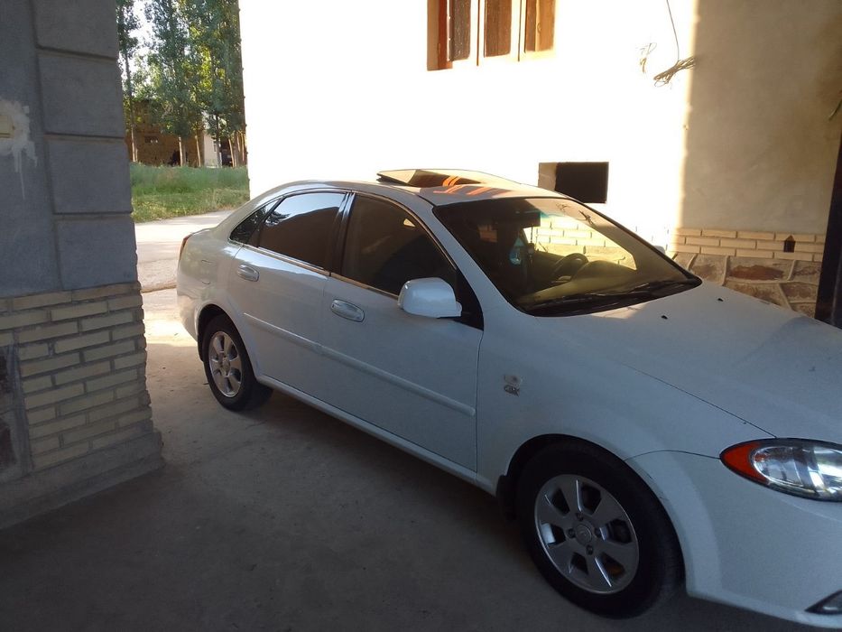 Jentra oq rang kraska toza ozgina petno bor