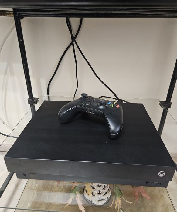 Vând Xbox One X, 1 tera