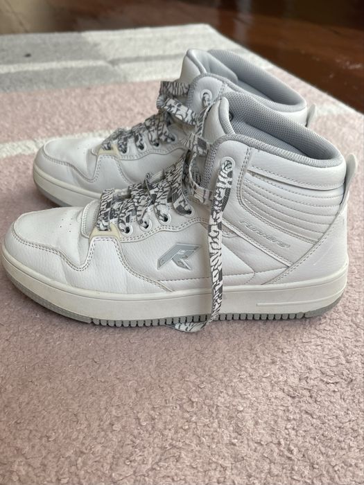 Бели високи кецове