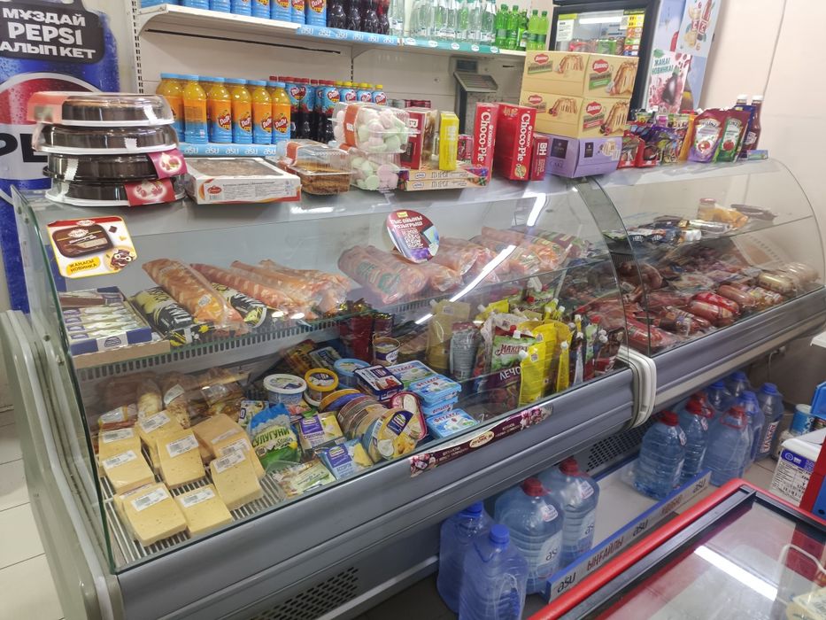 Продам двухдверный витринный холодильник