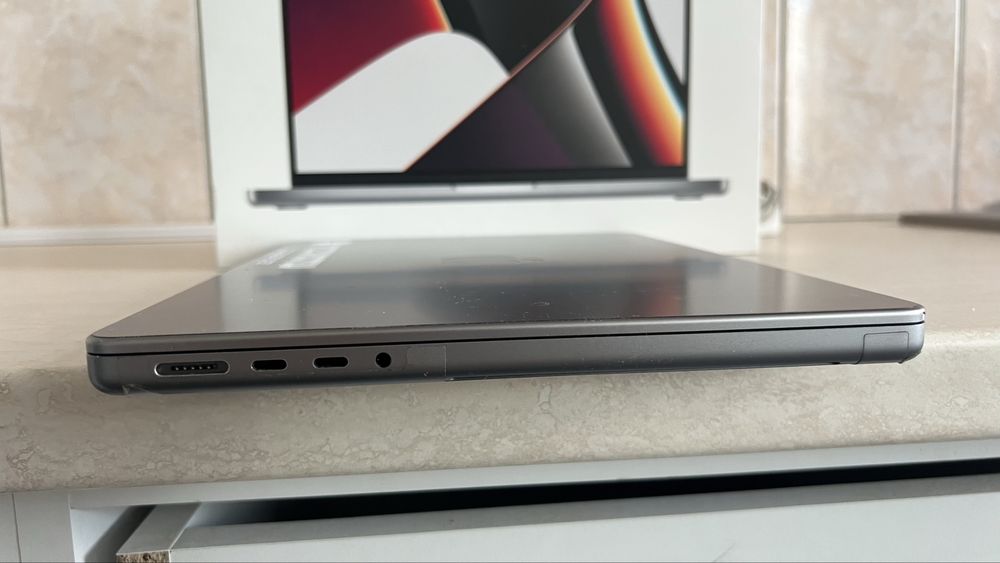 Macbook pro m1 pro 14 inchi