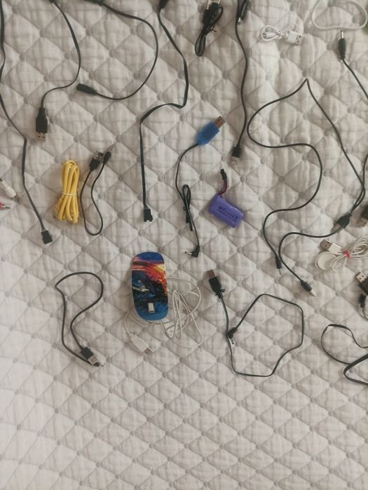 Провода от зарядок телефонов и китайских машинок .автоматов. мышь