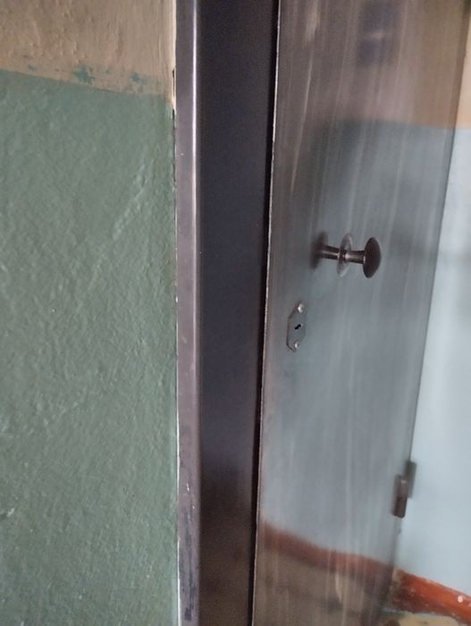 Дверь железная утепленная.