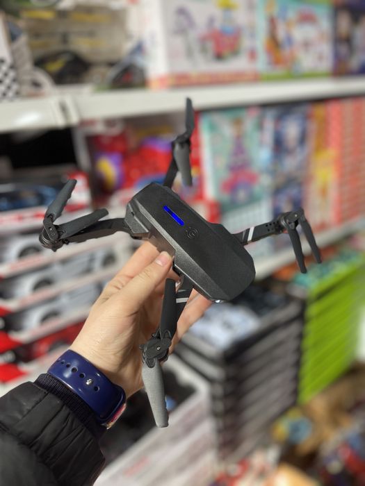 Dron kvadrober uchadi