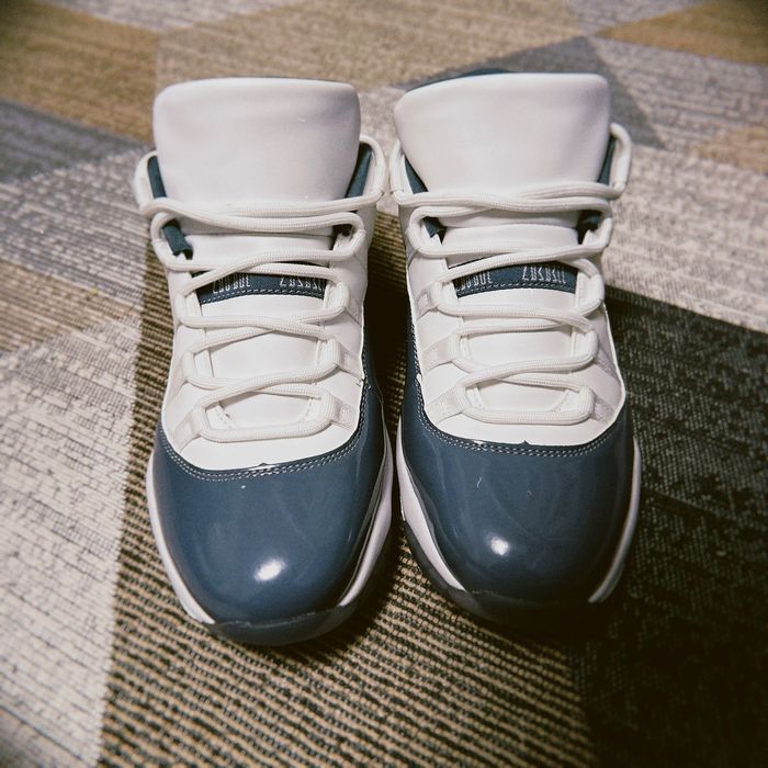 Кроссовки новые продам