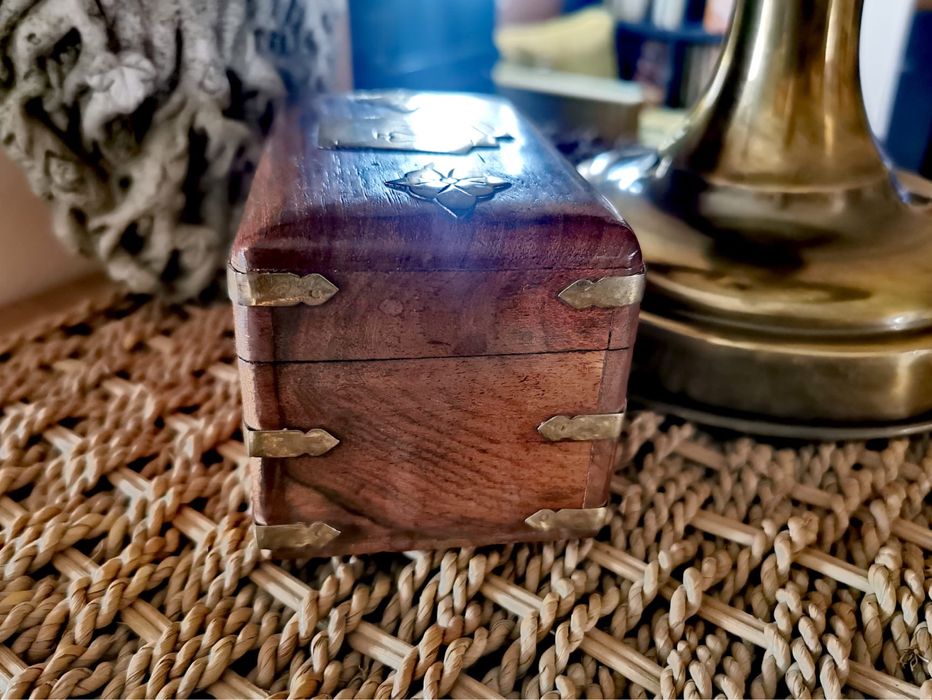 Антикварна дървена кутия с месингов обков с две тестета карти