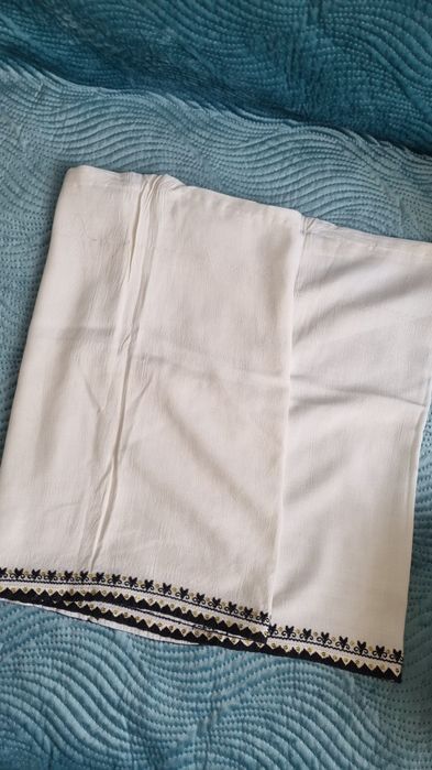 Costum traditional cusut manual pentru fetite