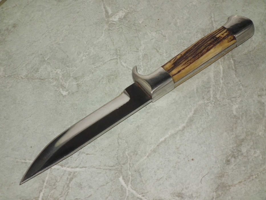 Cutit de vánátoare maghiar cu plásele din corn Magyar Diósgyőri Művek (Diósgyőri Acélművek)