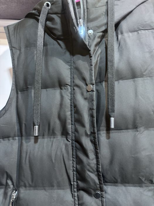 черен пухен елек с качулка, марки  Zara.