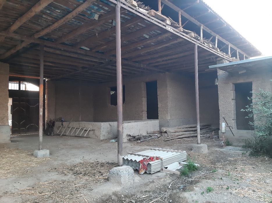 Toshkent viloyati Bekabod tumani,2 savxoz uy,hovli sotiladi 13 sotix