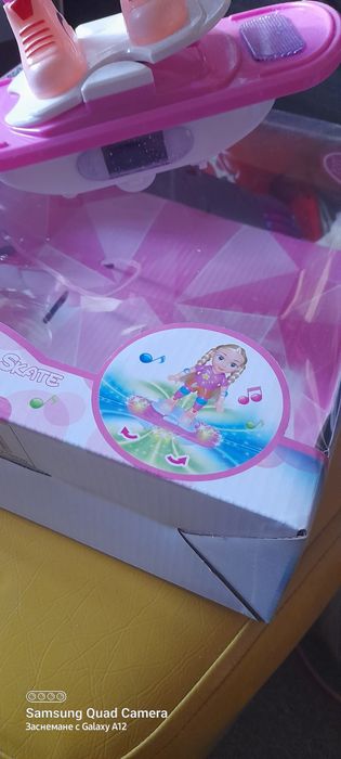 Кукла върху скейт борд