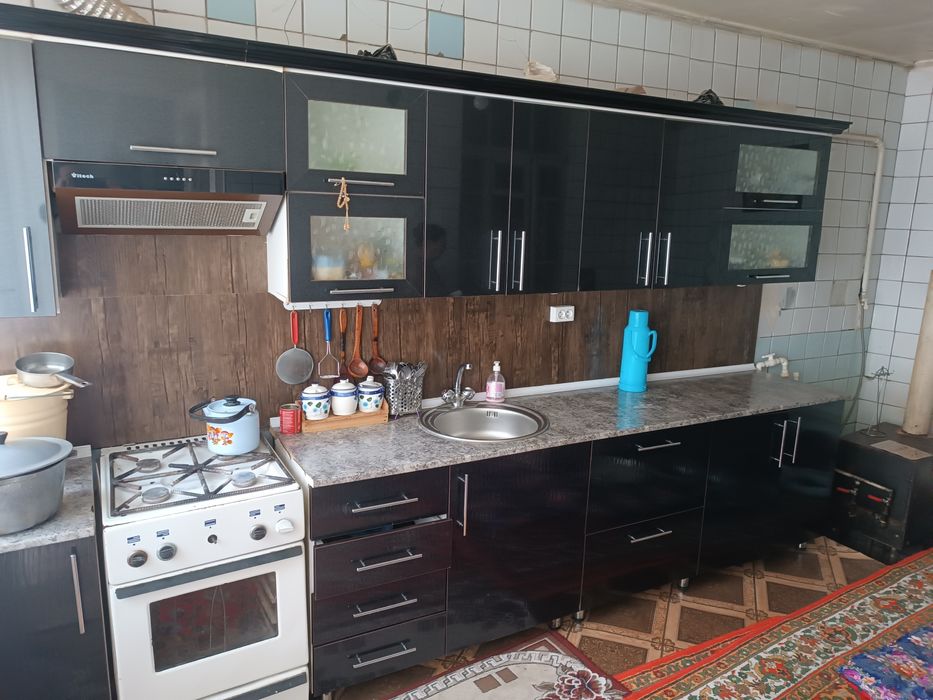 Ховли сотилади..