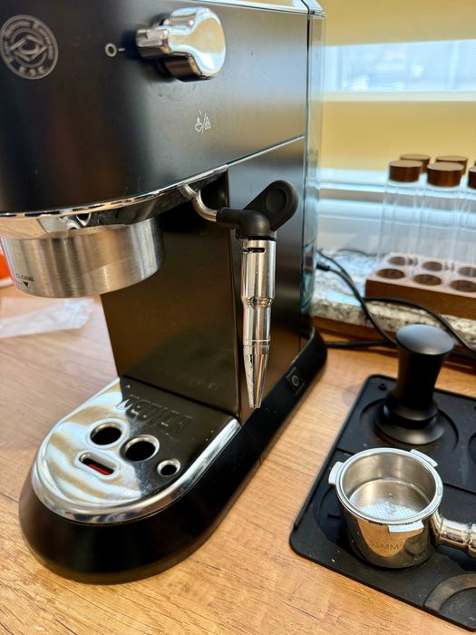 Еспресо Кафемашина Delonghi Dedica EC685 + Бариста аксесоари