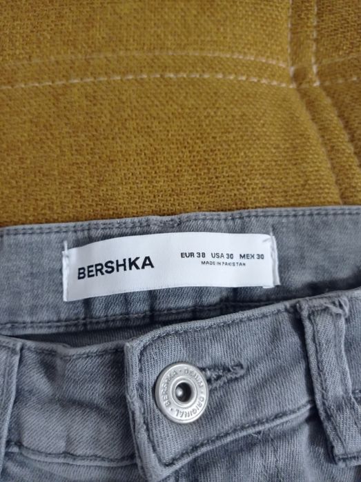 Blugi rupți Bershka gri, mărimea 38