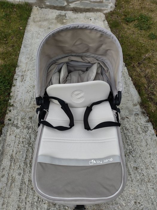 Детска количка Jané Crosswalk – Всички терени (Количката-SUV)
​Продавам изключително маневрена и здрава детска количка Jané Crosswalk. Това е моделът,