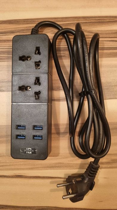 Priză multiplu cu 2 ieșiri și 4 porturi USB