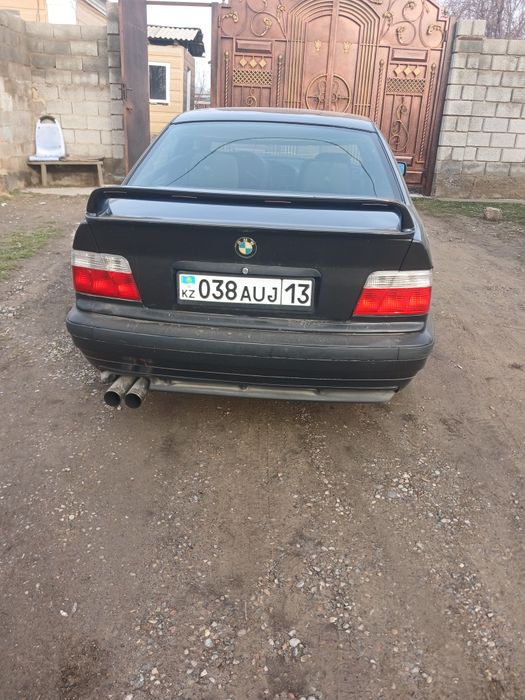 BMW Тройка Е36 объём 1.8