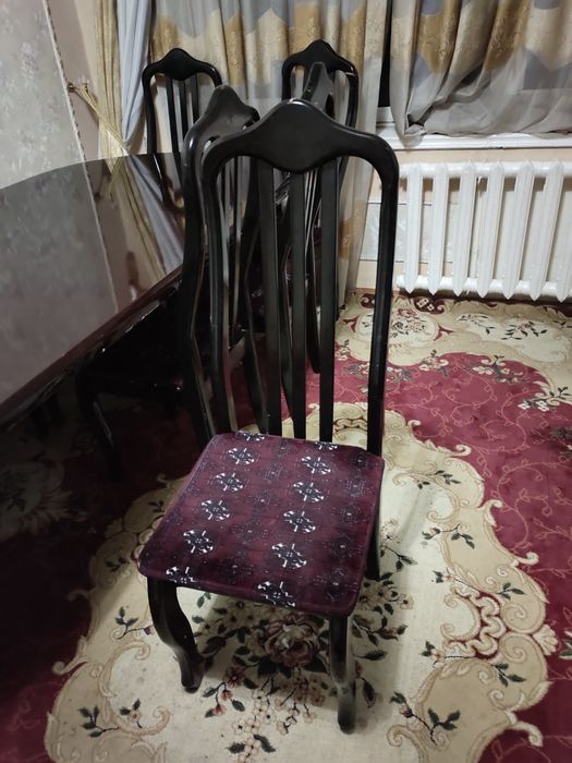 Стенка и стол стулья.