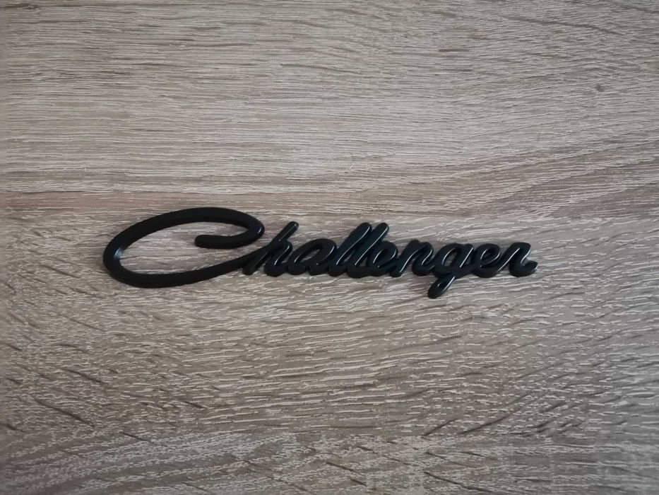 Dodge Challenger черна емблема стар стил