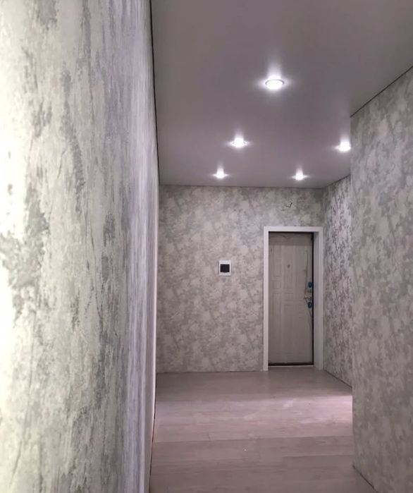 Поклейка обоев и галтели