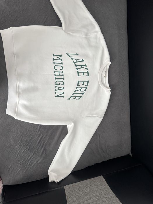 Дамски суичър в бял цвят